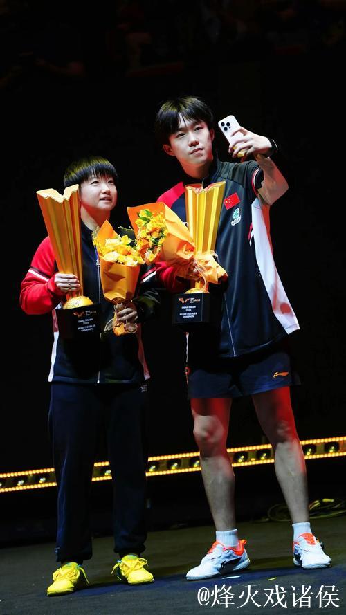 莎头罕见浪费3赛点！孙颖莎撇嘴不满，王楚钦笑了，跟黄镇廷闲聊