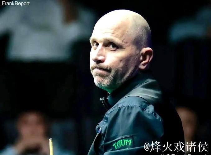 “再打两杆!”袁思俊示意全场观众为巩晨智助威,一片欢声笑语! “再打两杆!”袁思俊示意全场观众为巩晨智助威,一片欢声笑语!