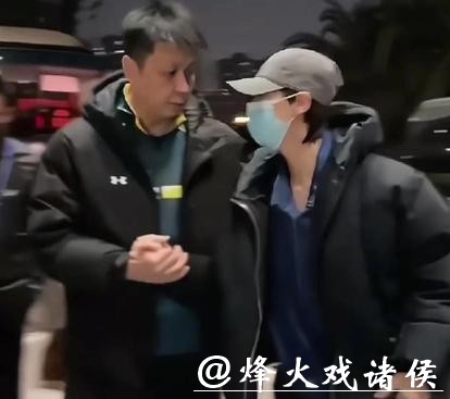 王曼昱深夜外出画面引热议，陪同男子身份揭晓，关系亲切有爱